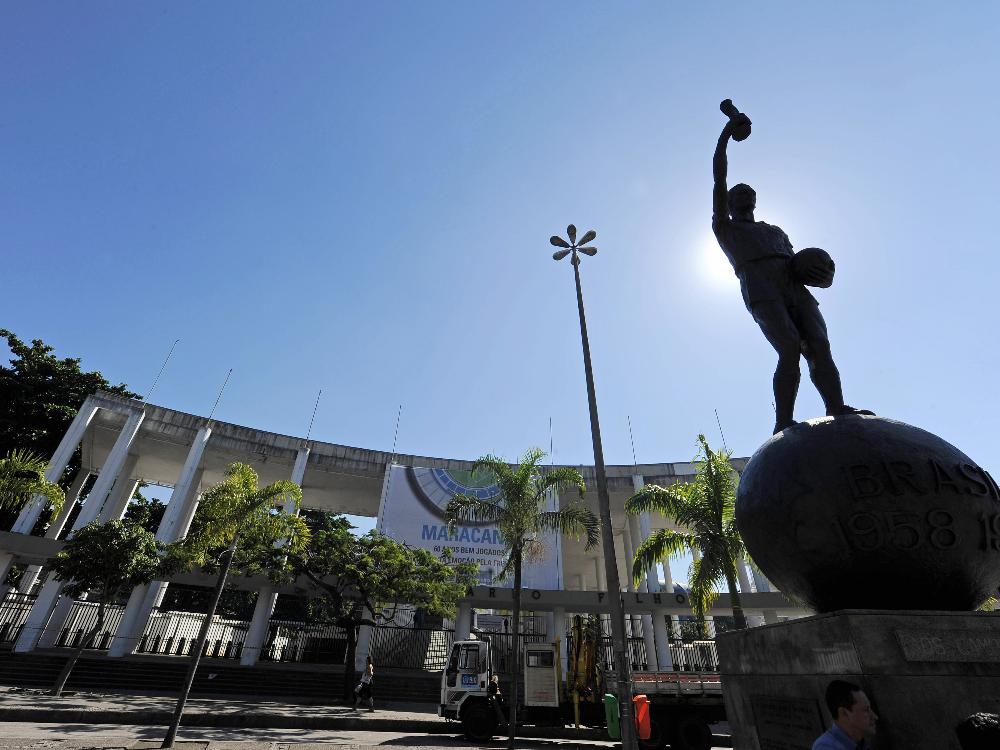 Die Statue von Hilderaldo Luís Bellini vor dem Maracana Die Statue von Hilderaldo Luís Bellini vor dem Maracana