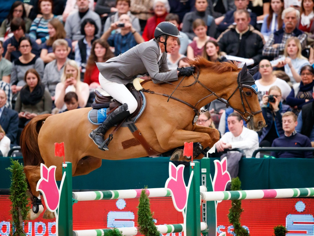 Ludger Beerbaum verletzt sich an der linken Schulter Ludger Beerbaum verletzt sich an der linken Schulter