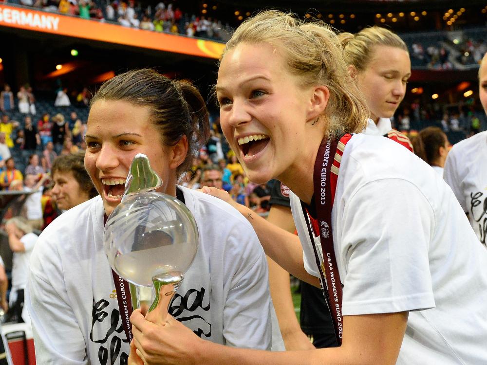 Leonie Maier (r.) bleibt bis 2018 bei Bayern München