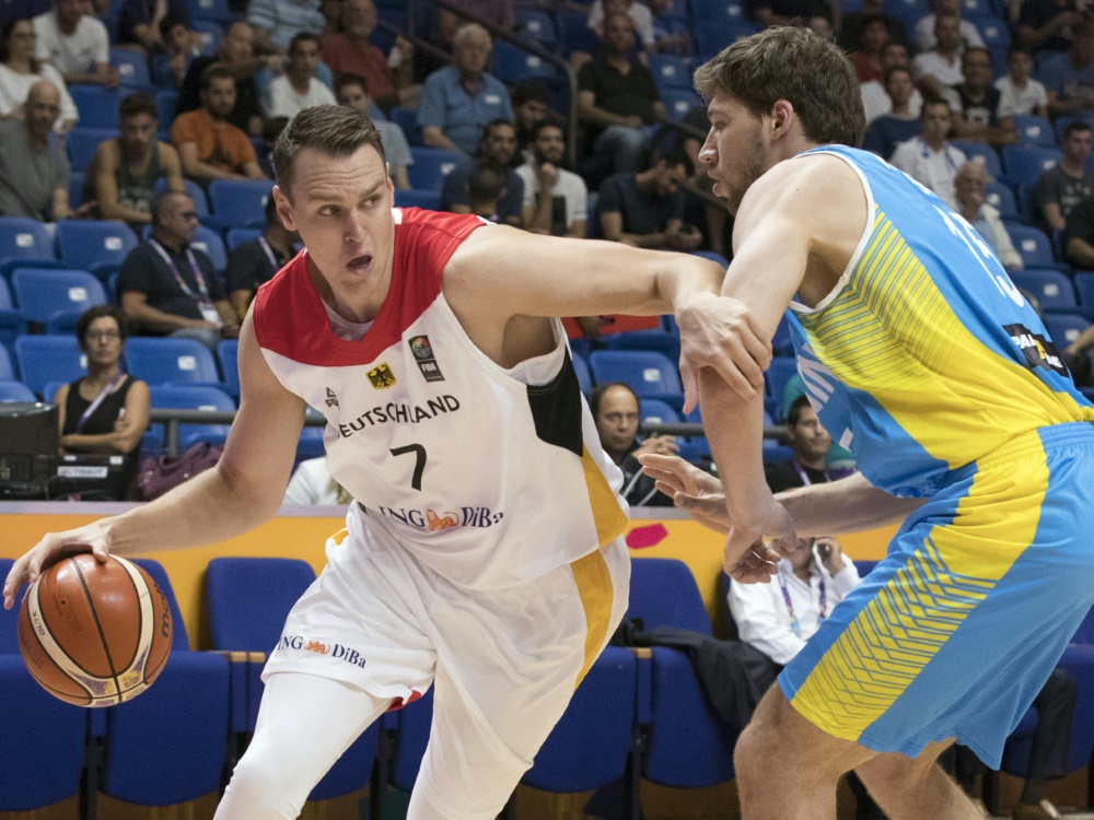 Nationalspieler Johannes Voigtmann (l.) wechselt zu ZSKA Nationalspieler Johannes Voigtmann (l.) wechselt zu ZSKA