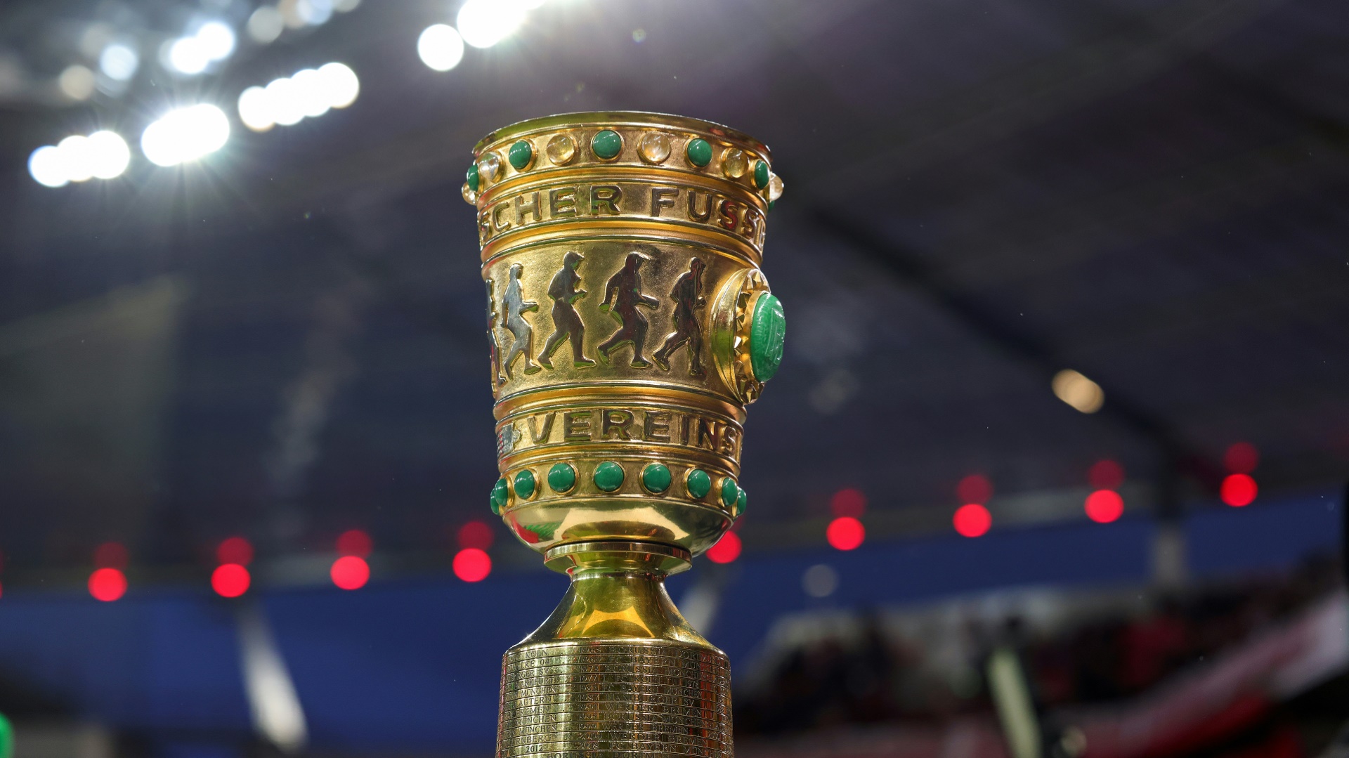 Leverkusen und Lautern spielen um die Männer-Trophäe im DFB-Pokal