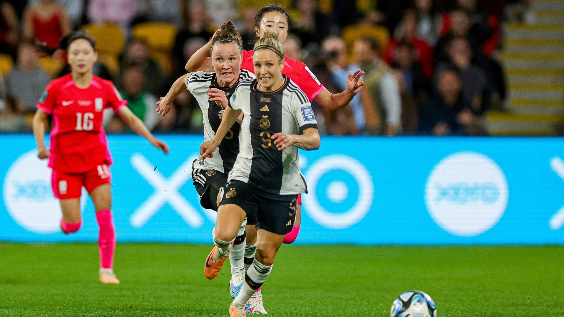 Svenja Huth (vorne) spielte 13 Jahre im Nationaltrikot Svenja Huth (vorne) spielte 13 Jahre im Nationaltrikot