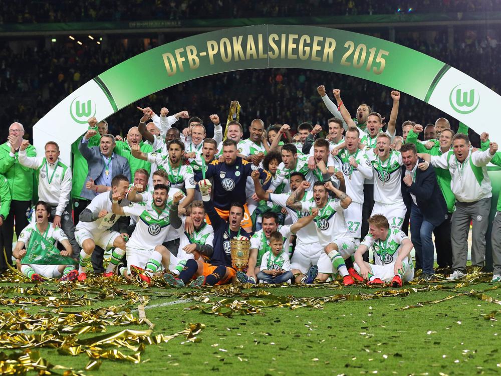 Der VfL Wolfsburg feiert den doppelten Pokalsieg