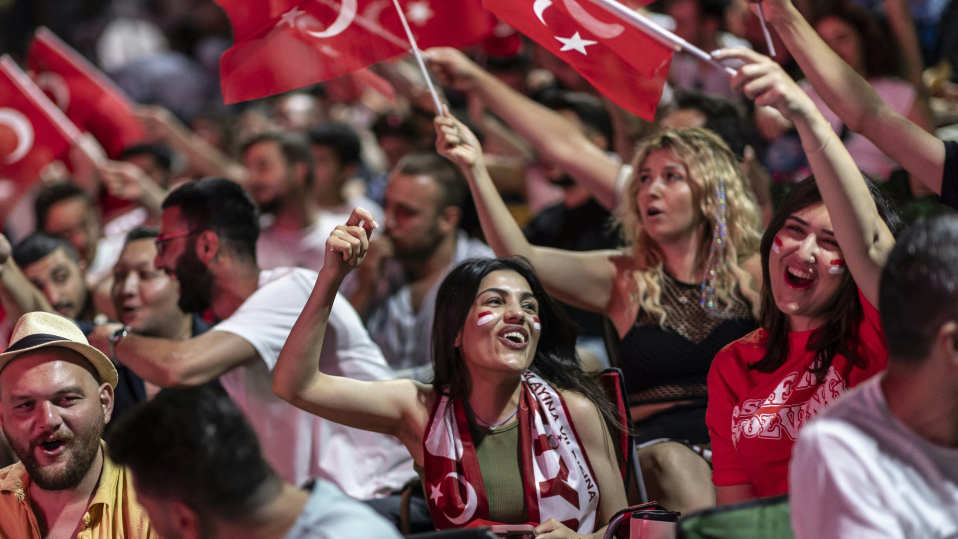 Friedlich feiernde Fans der Türkei Friedlich feiernde Fans der Türkei