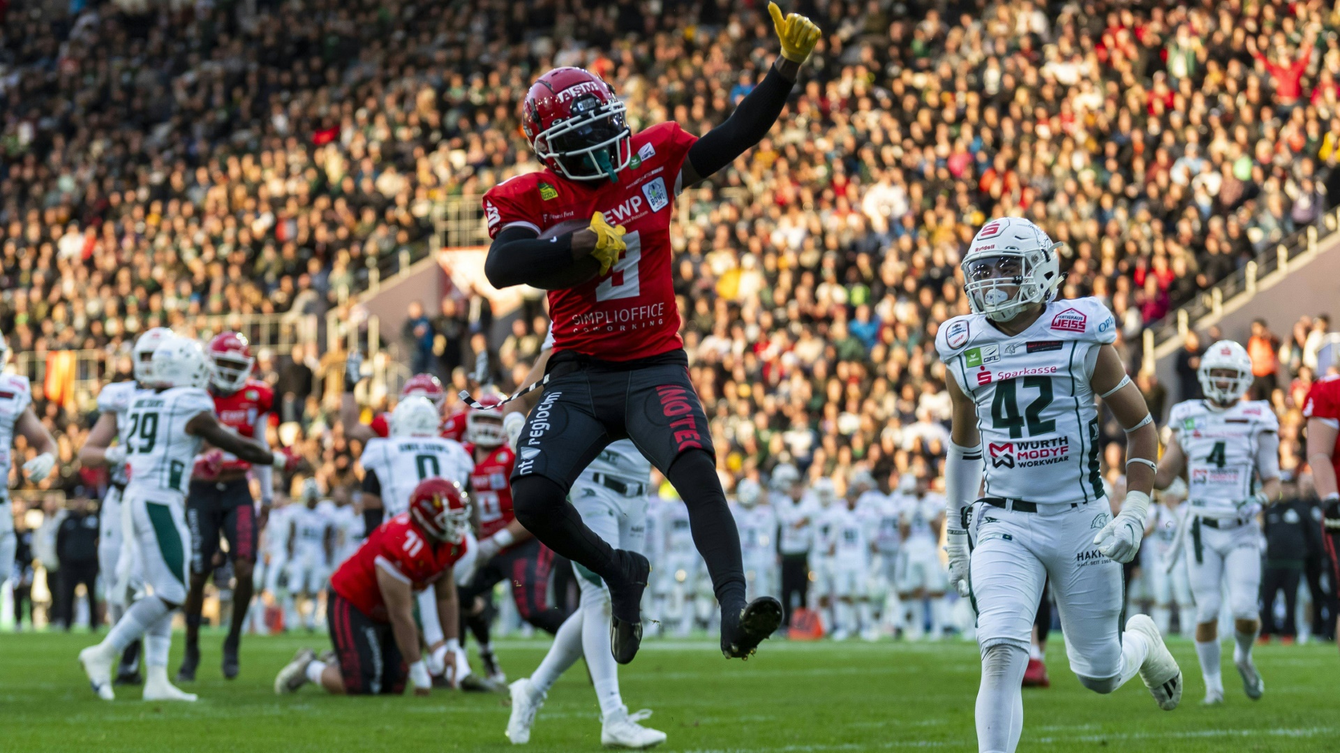 Potsdam dominiert: Brandon Polk feiert einen Touchdown