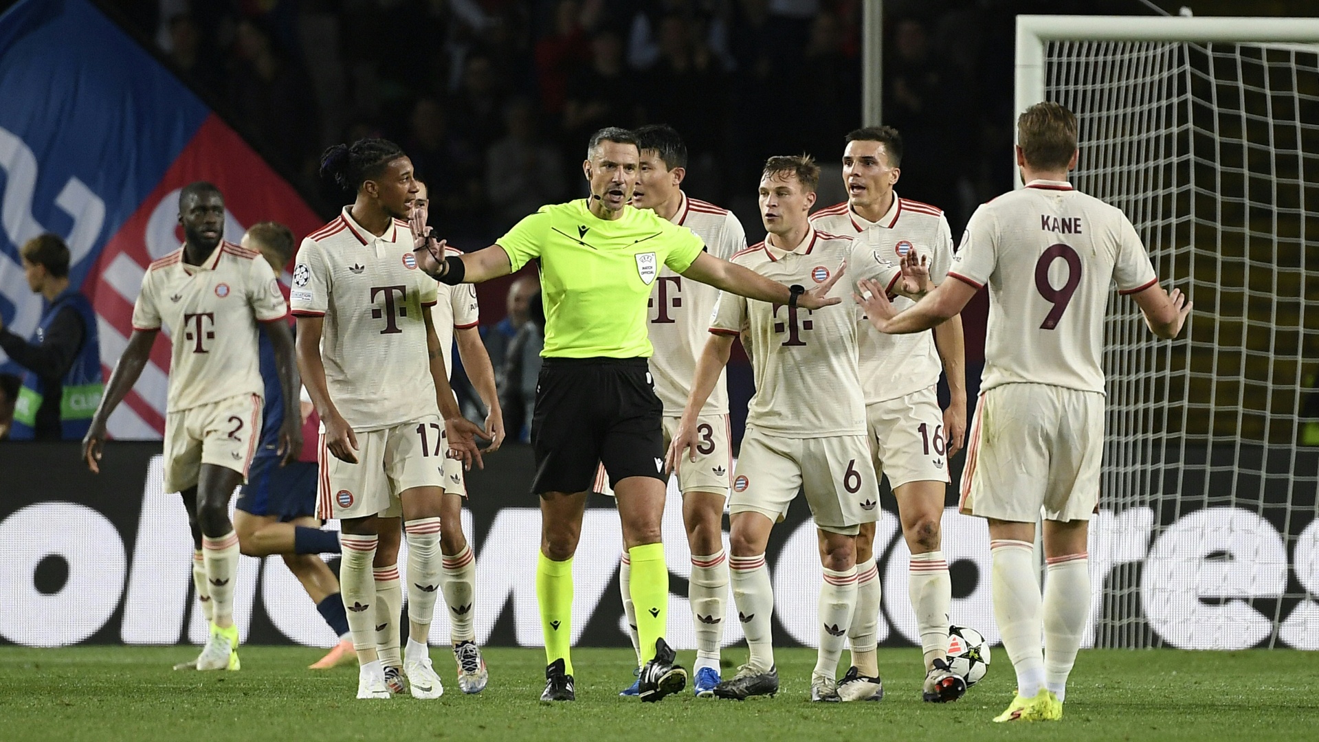 Slavko Vincic beim 1:4 des FC Bayern in Barcelona Slavko Vincic beim 1:4 des FC Bayern in Barcelona