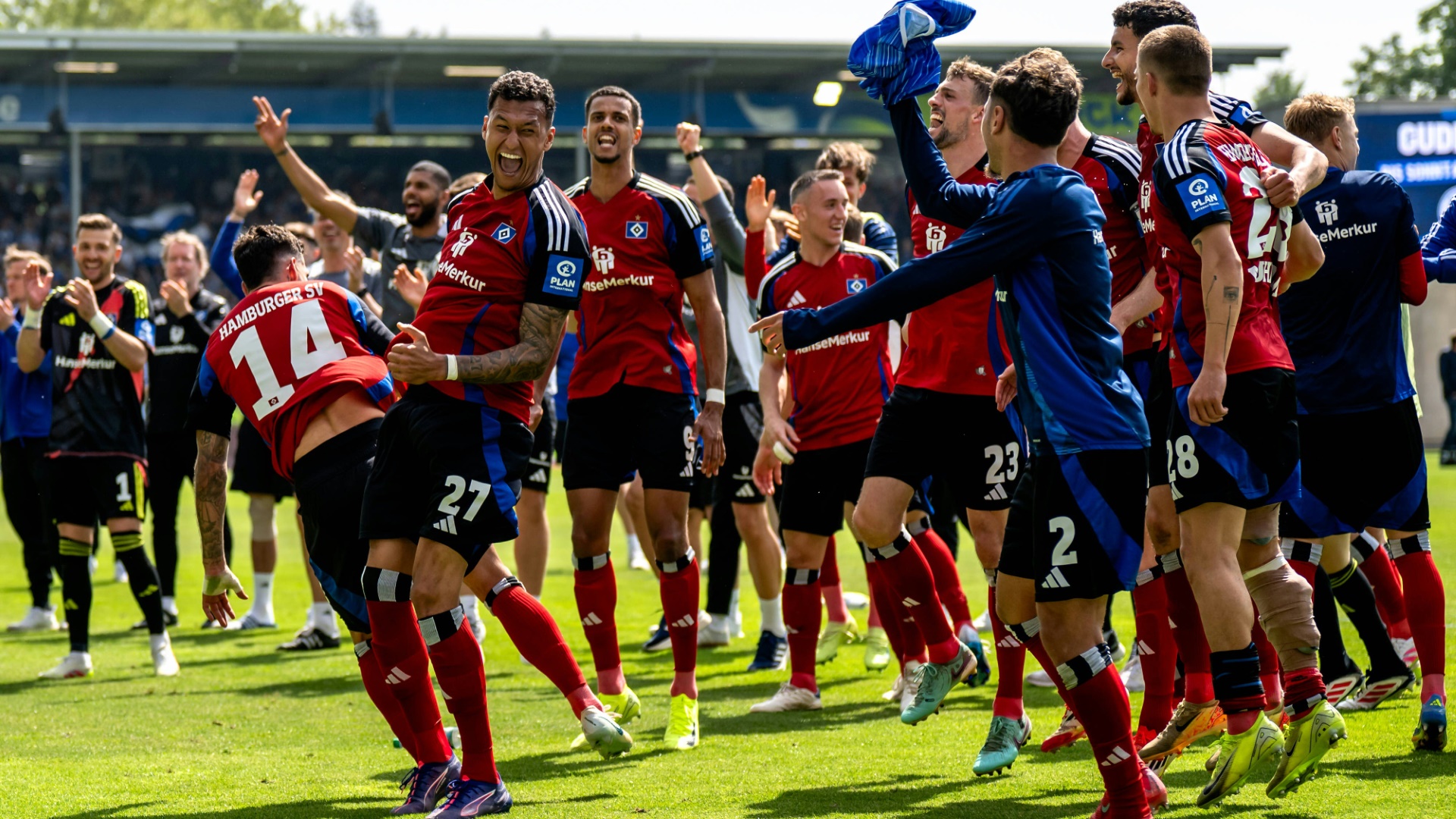 Die HSV-Profis feierten vor der Kurve Die HSV-Profis feierten vor der Kurve