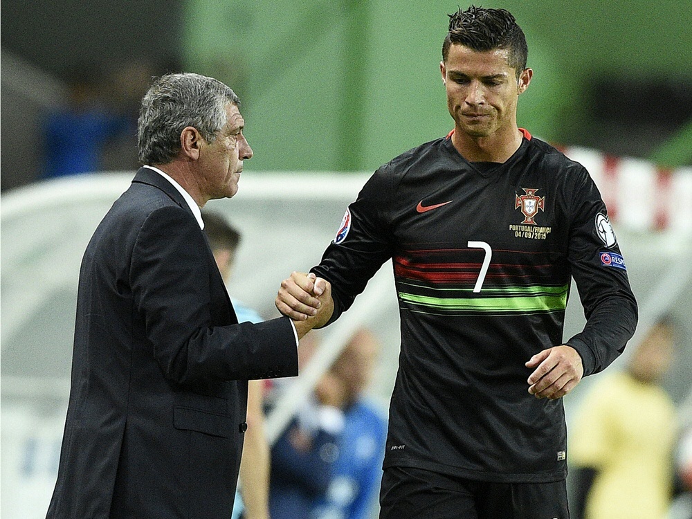 Trainer Santos (l.) hält Portugals Team für stark gefährdet Trainer Santos (l.) hält Portugals Team für stark gefährdet