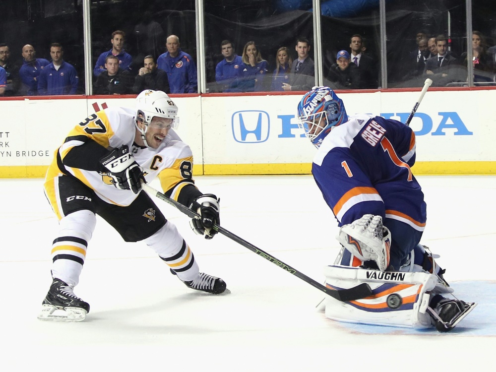 Greiss parierte unter anderem den Penalty von Pittsburghs Crosby Greiss parierte unter anderem den Penalty von Pittsburghs Crosby