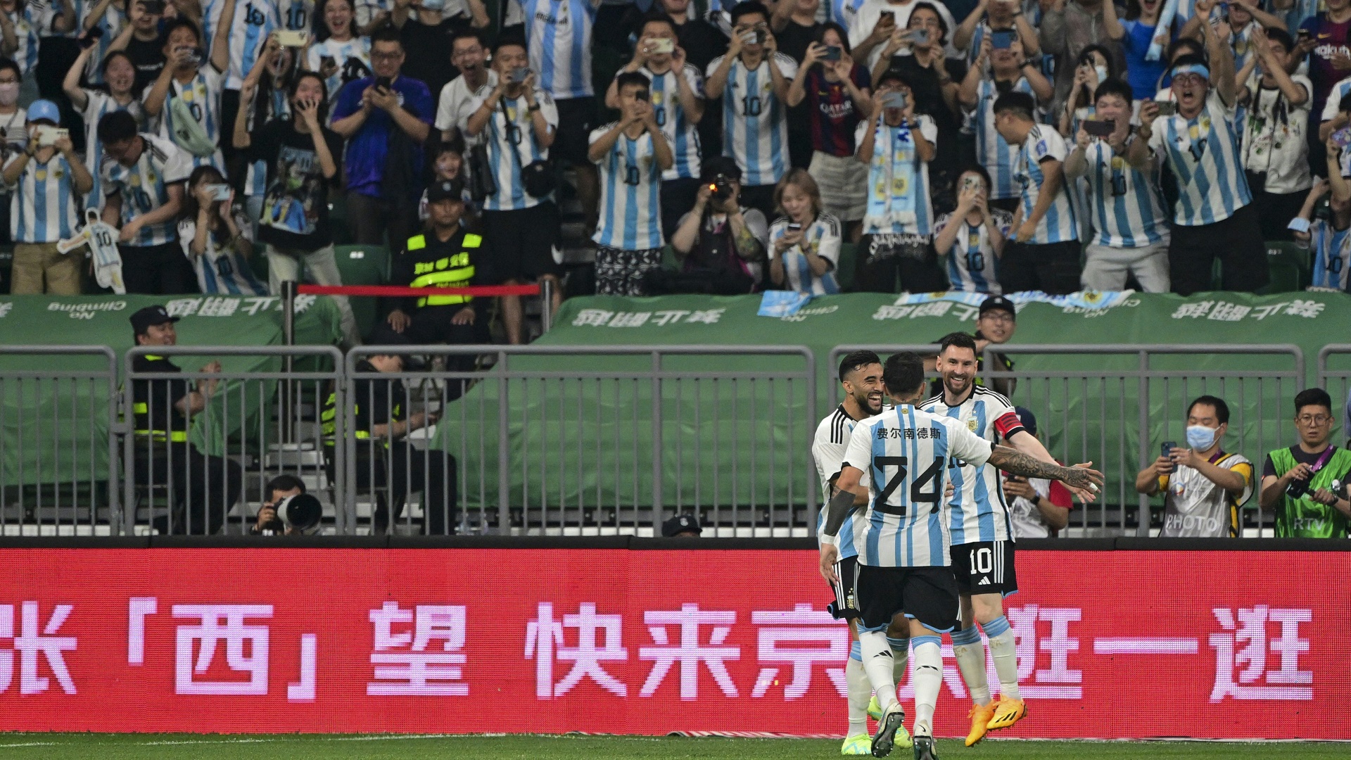 Messi bejubelt mit seinen Mitspielern das 1:0
