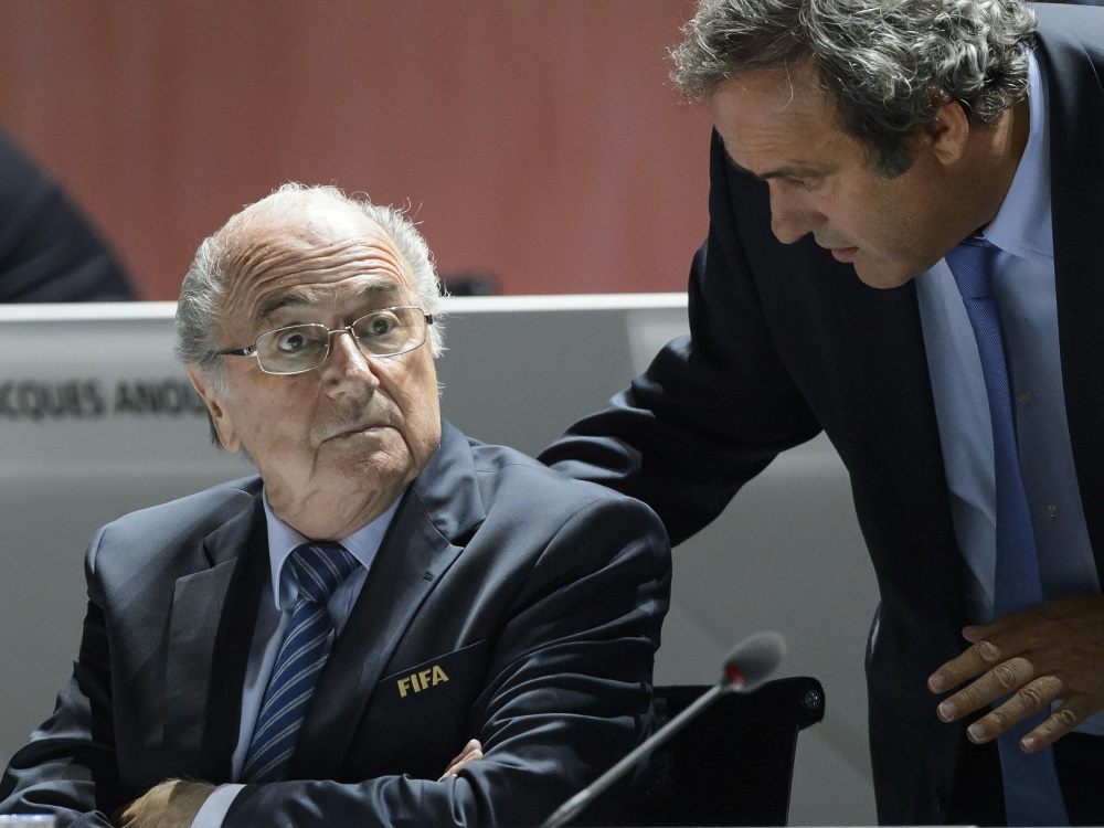 Joseph S. Blatter (l.) wünscht Michel Platini viel Glück im Wahlkampf