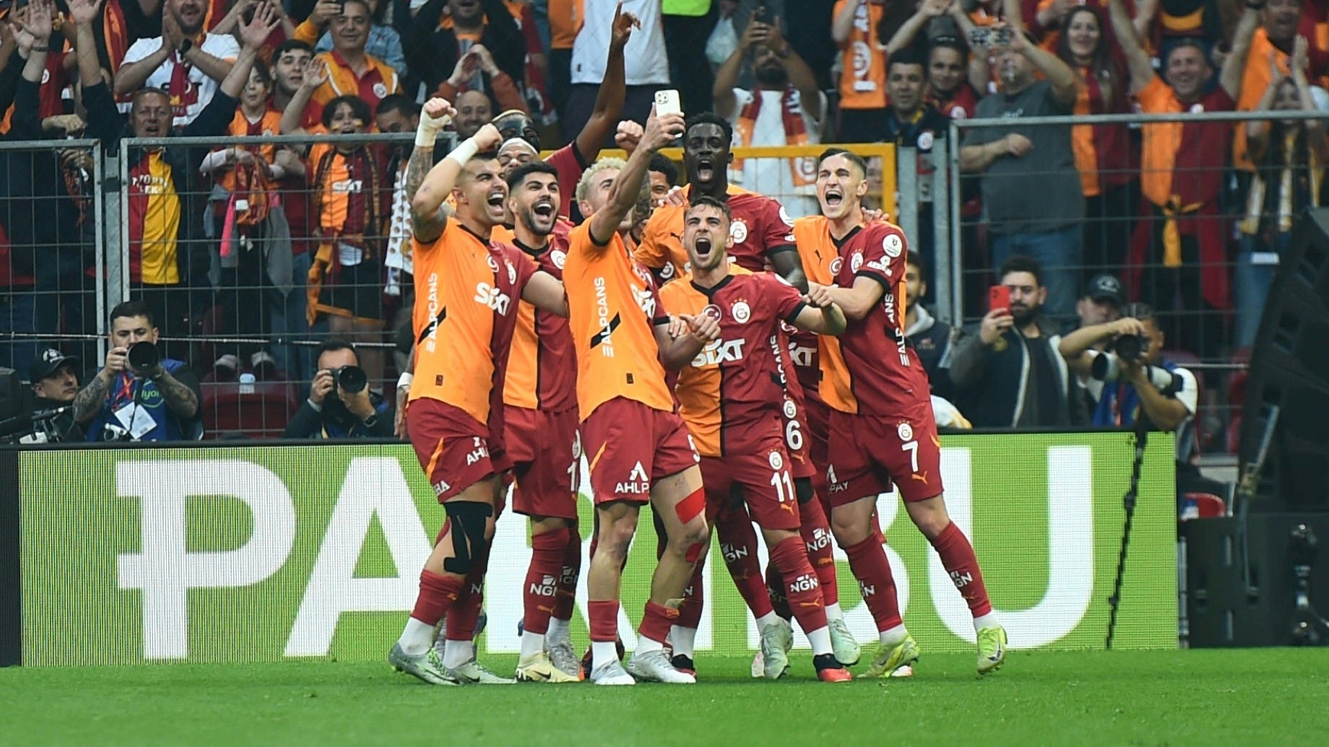 Die Gala-Profis feiern den Titelgewinn Die Gala-Profis feiern den Titelgewinn