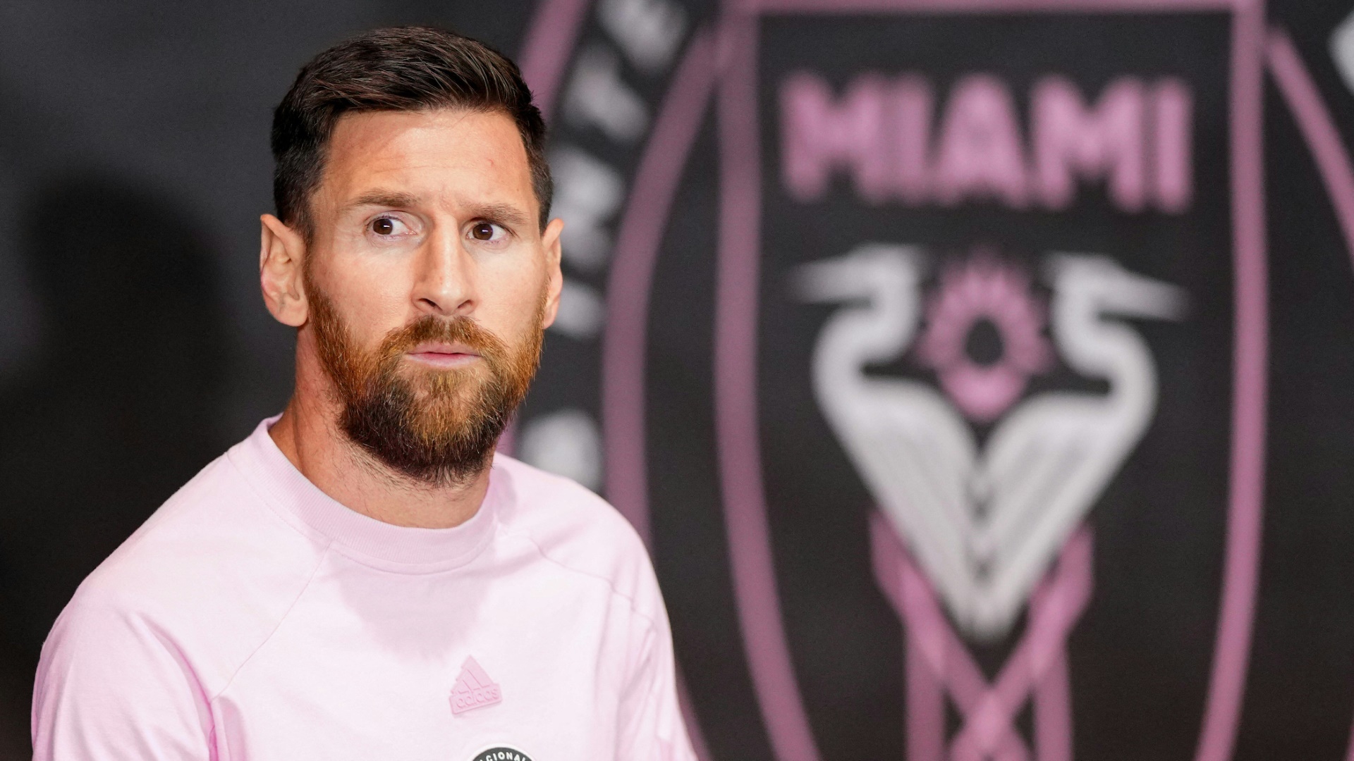 Messi besitzt einen Vertrag bis 2025 Messi besitzt einen Vertrag bis 2025