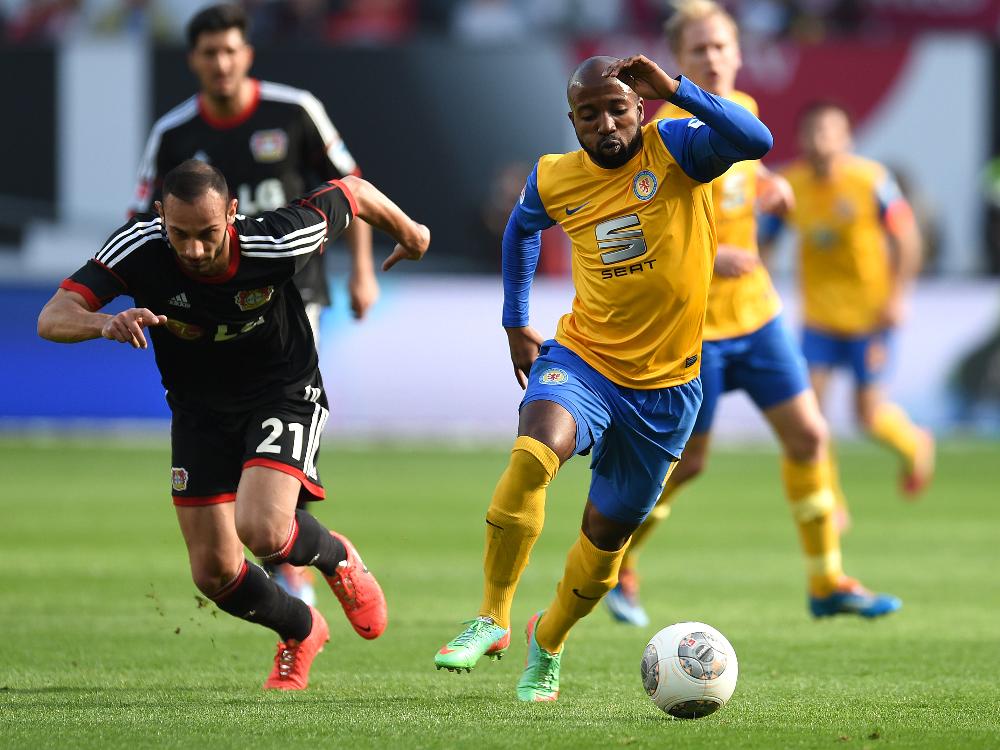 Domi Kumbela (r.) verlässt die Eintracht Domi Kumbela (r.) verlässt die Eintracht