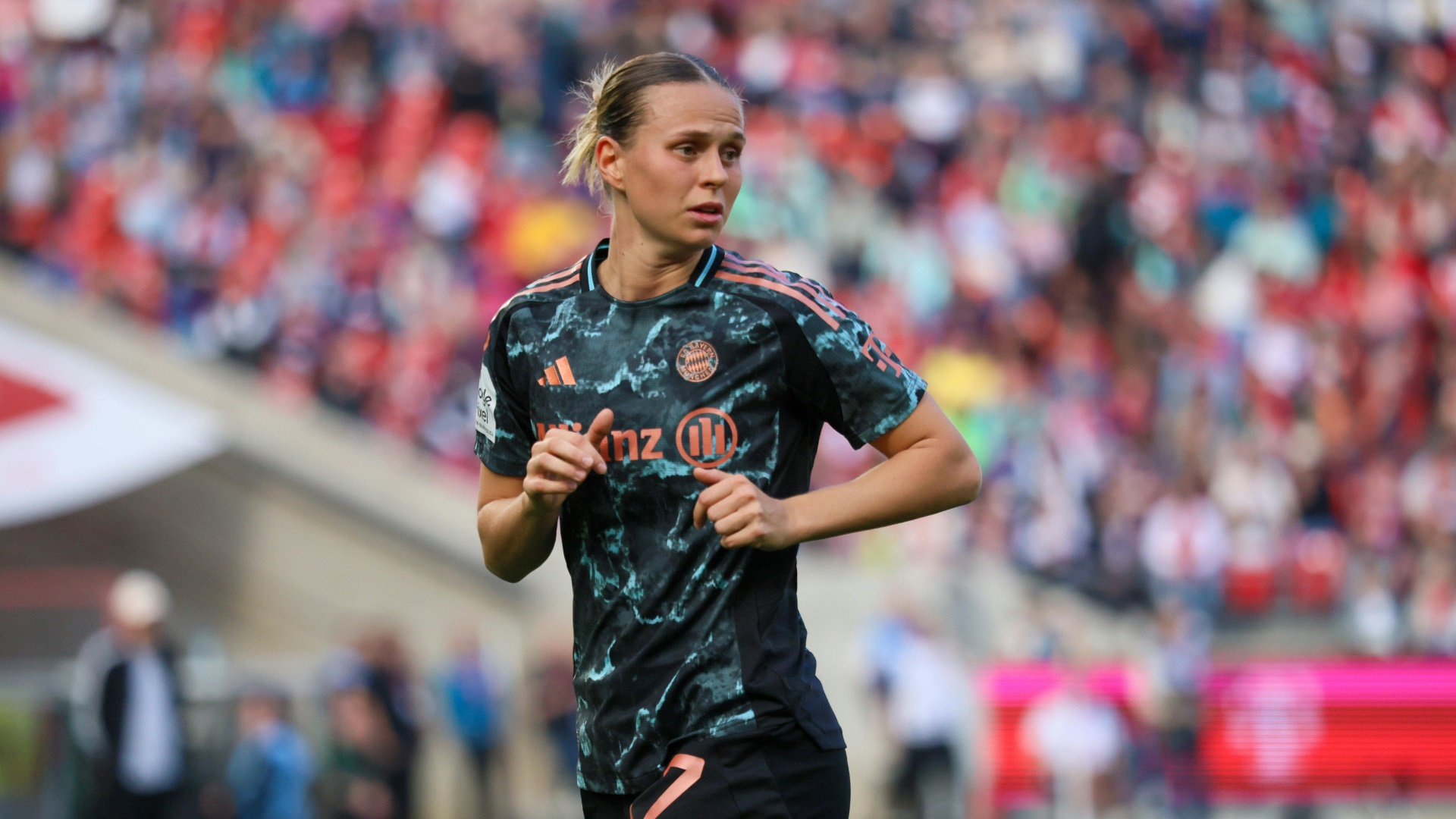 Bleibt der Bundesliga erhalten: Klara Bühl Bleibt der Bundesliga erhalten: Klara Bühl