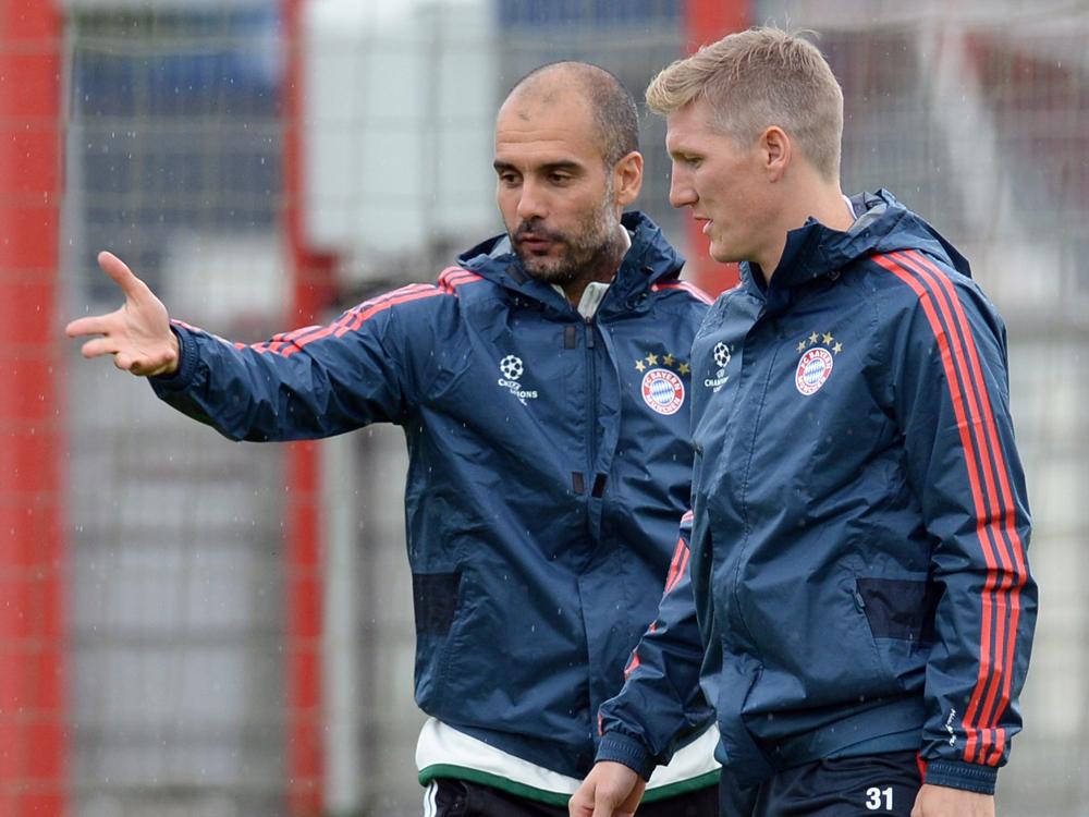 Trainer Pep Guardiola (l.) und Bastian Schweinsteiger