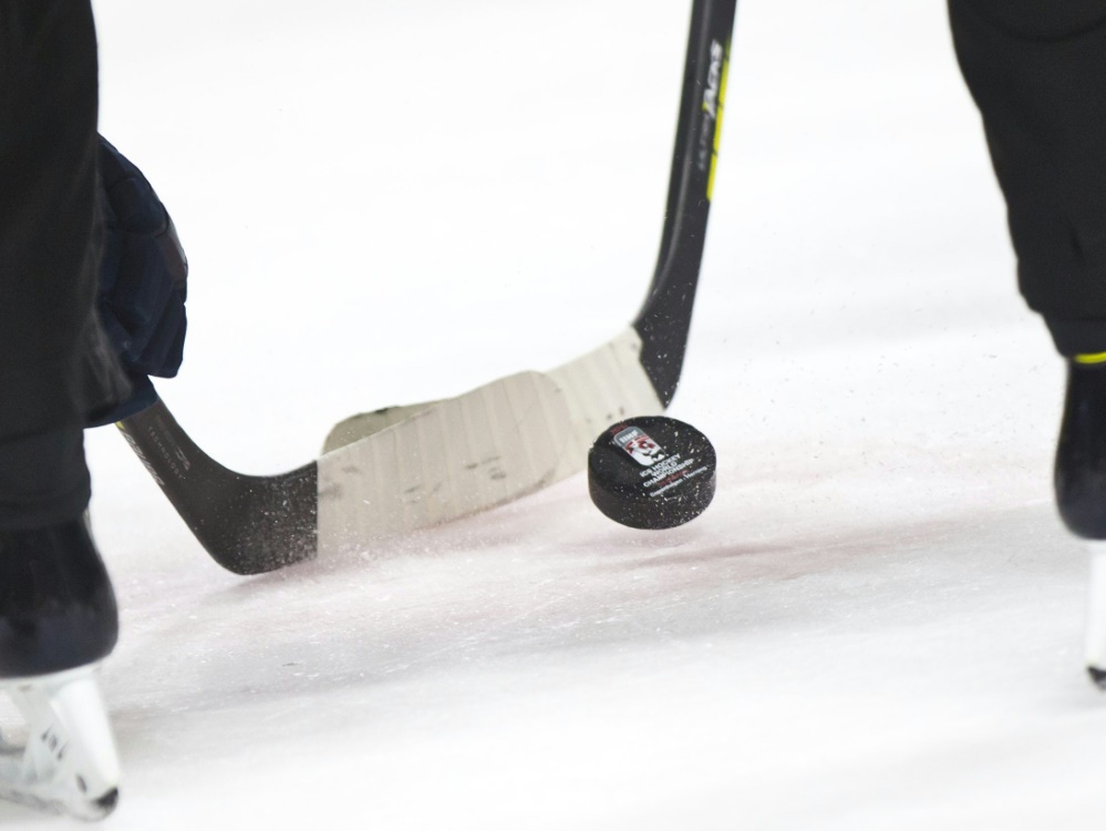 Alexander Dersch wurde von NHL-Klub Tampa Bay eingeladen Alexander Dersch wurde von NHL-Klub Tampa Bay eingeladen
