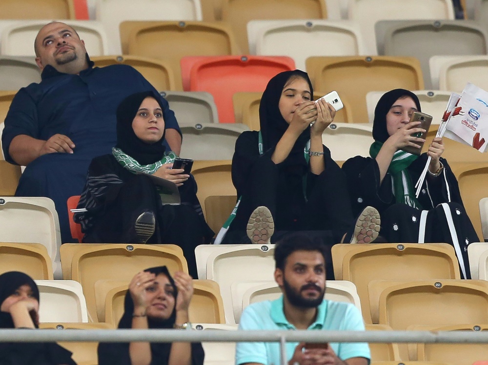 Frauen erstmals beim Fußballspiel in Saudi-Arabien