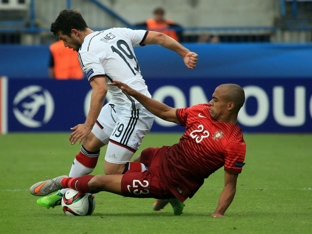 Gladbachs Amin Younes (l.) wechselt wohl nach Amsterdam Gladbachs Amin Younes (l.) wechselt wohl nach Amsterdam
