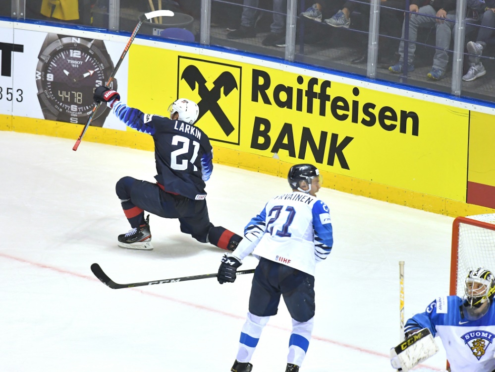 Dylan Larkin (l.) trifft zum Sieg über Finnland Dylan Larkin (l.) trifft zum Sieg über Finnland