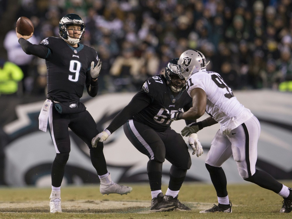 Heimrecht für die Eagles mit Quaterback Nick Foles (l.) Heimrecht für die Eagles mit Quaterback Nick Foles (l.)