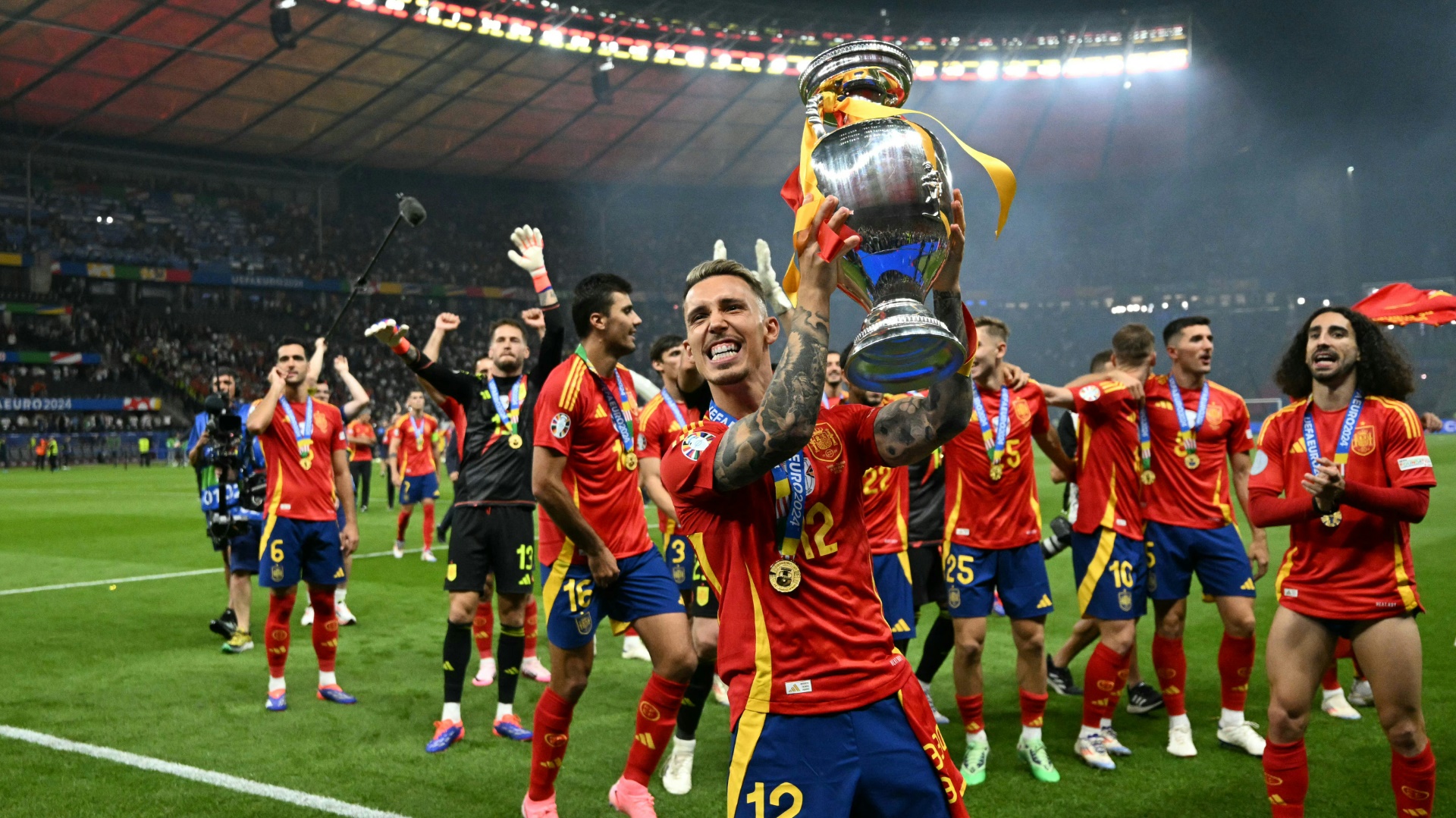 Alejandro Grimaldo với EM-Pokal