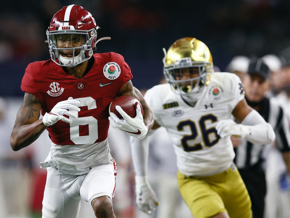 DeVonta Smith (links) erhält die Heisman Trophy DeVonta Smith (links) erhält die Heisman Trophy