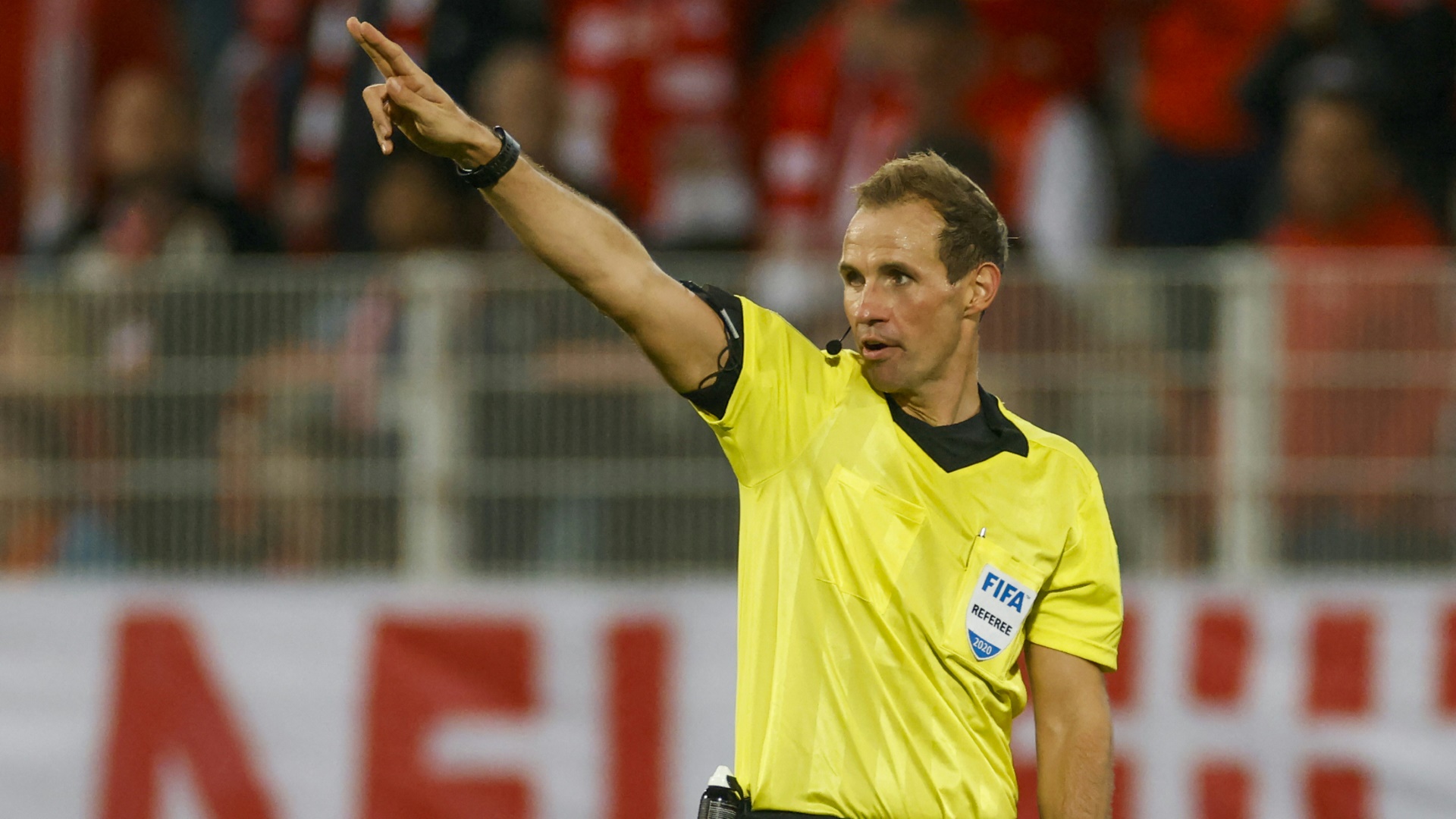 Schiedsrichter Sascha Stegemann bekam die volle Wut vieler BVB-Fans zu spüren