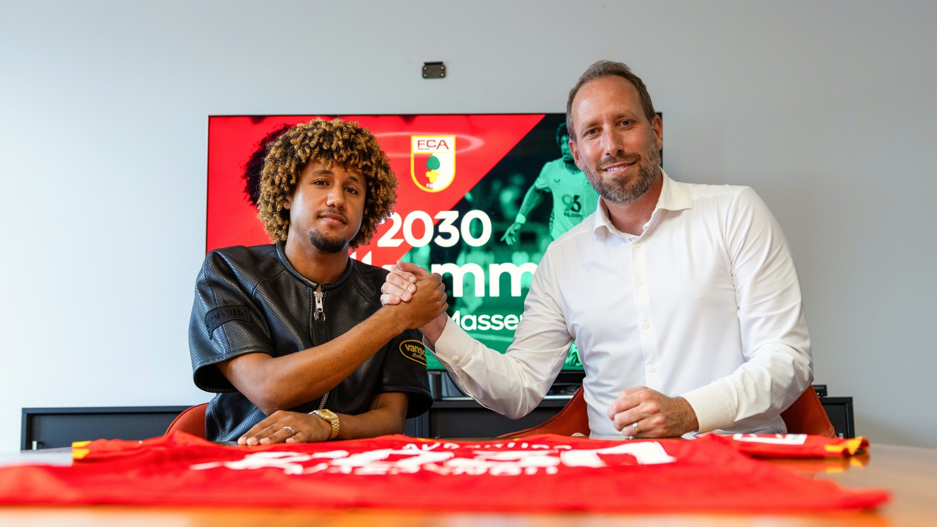 Han-Noah Massengo mit FCA-Geschäftsführer Michael Ströll Han-Noah Massengo mit FCA-Geschäftsführer Michael Ströll