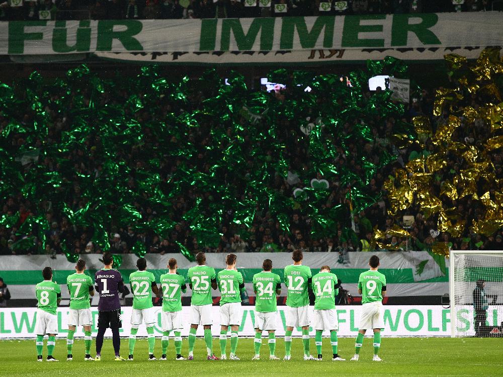 Der VfL Wolfsburg läuft mit einem speziellen Trikot auf