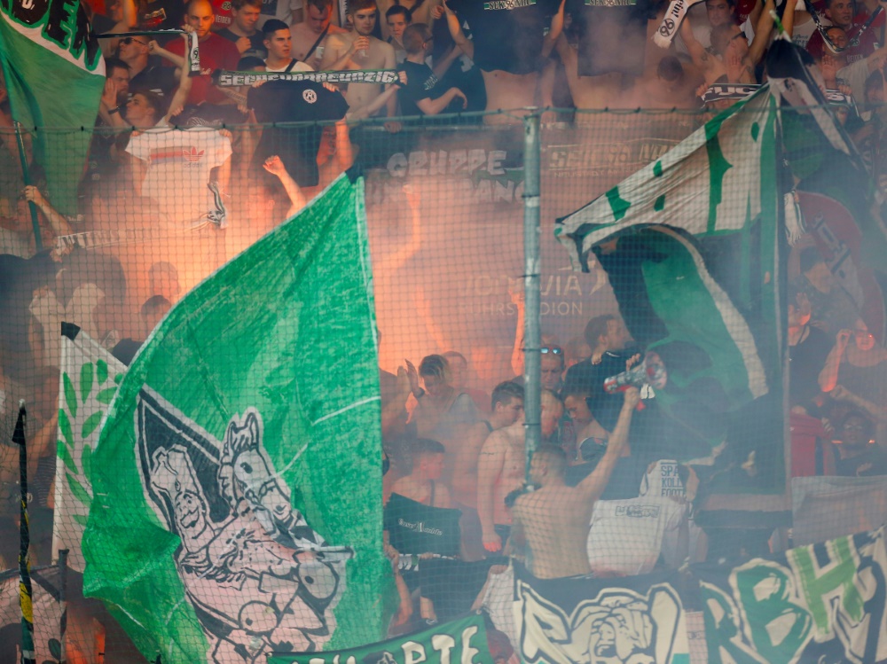 Gleich fünfmal haben die Hannover-Fans mit Pyro-Technik gezündelt