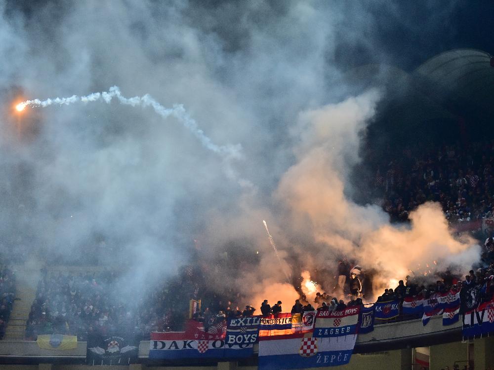 Kroatische Anhänger werfen Feuerwerkskörper aufs Feld