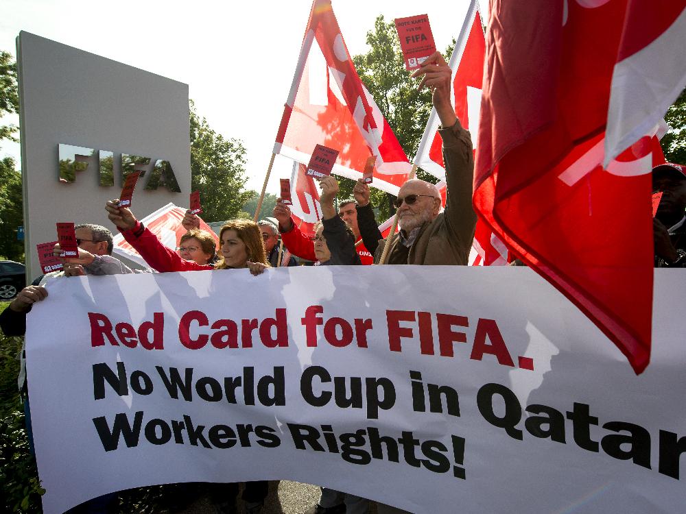 Die Kritik an der FIFA, Katar und Russland hält an