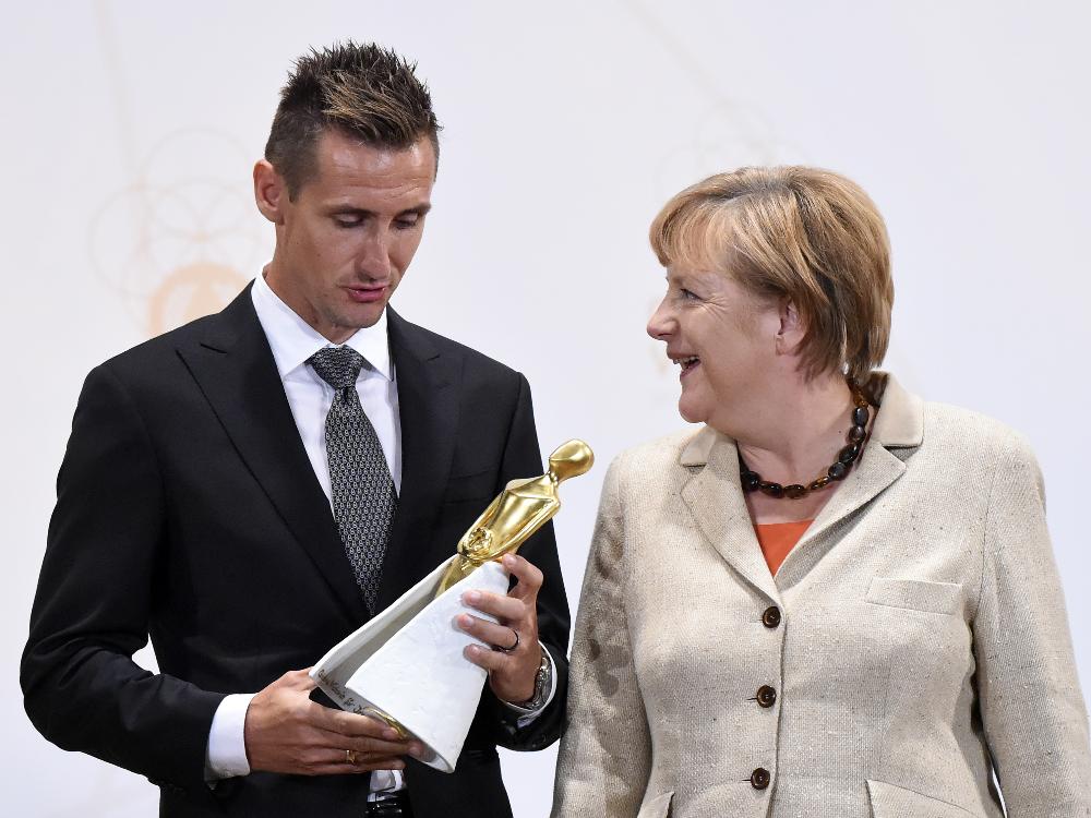 Bundeskanzlerin Merkel ehrt Weltmeister Klose