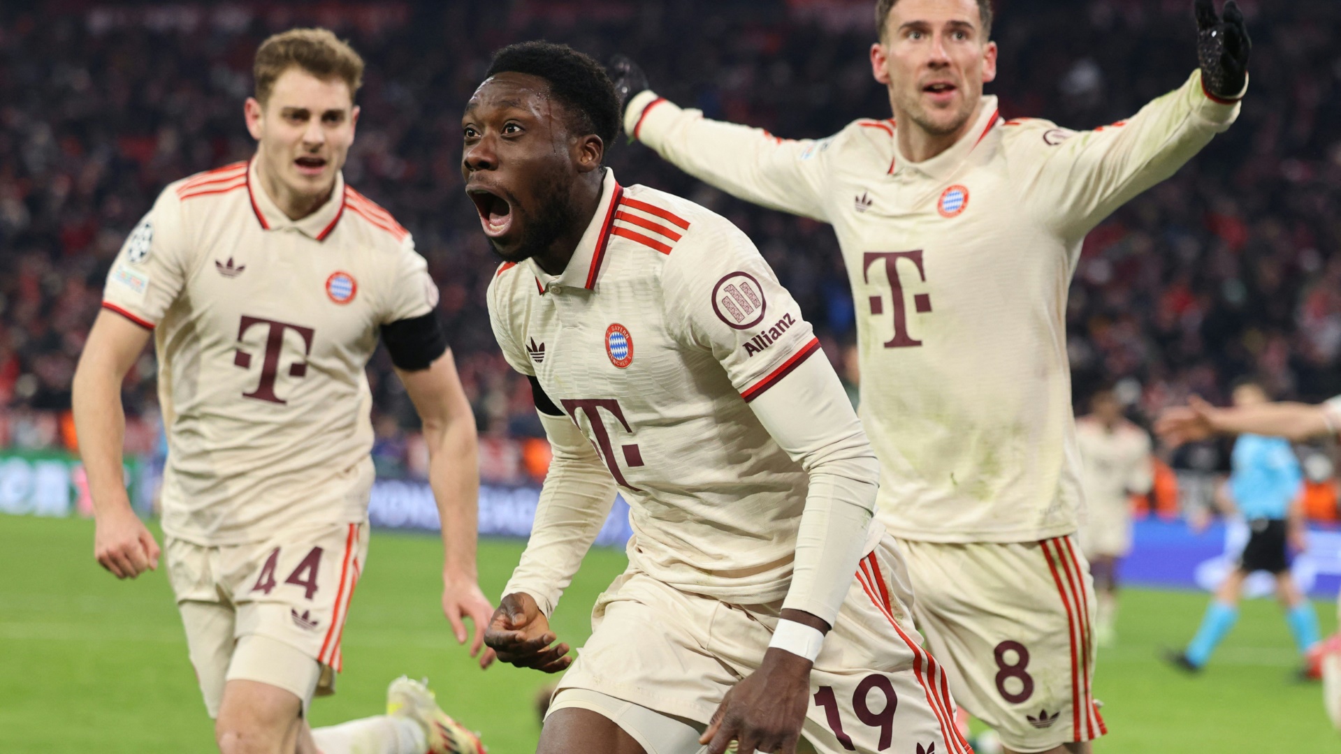 Bayern-Star Alphonso Davies (m.) freut sich nach seinem Treffer