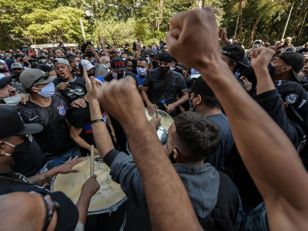 Fußballfans in Brasilien demonstrieren gegen Bolsonaro