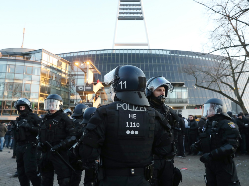 Polizeieinsatz vor dem Weserstadion in Bremen Polizeieinsatz vor dem Weserstadion in Bremen
