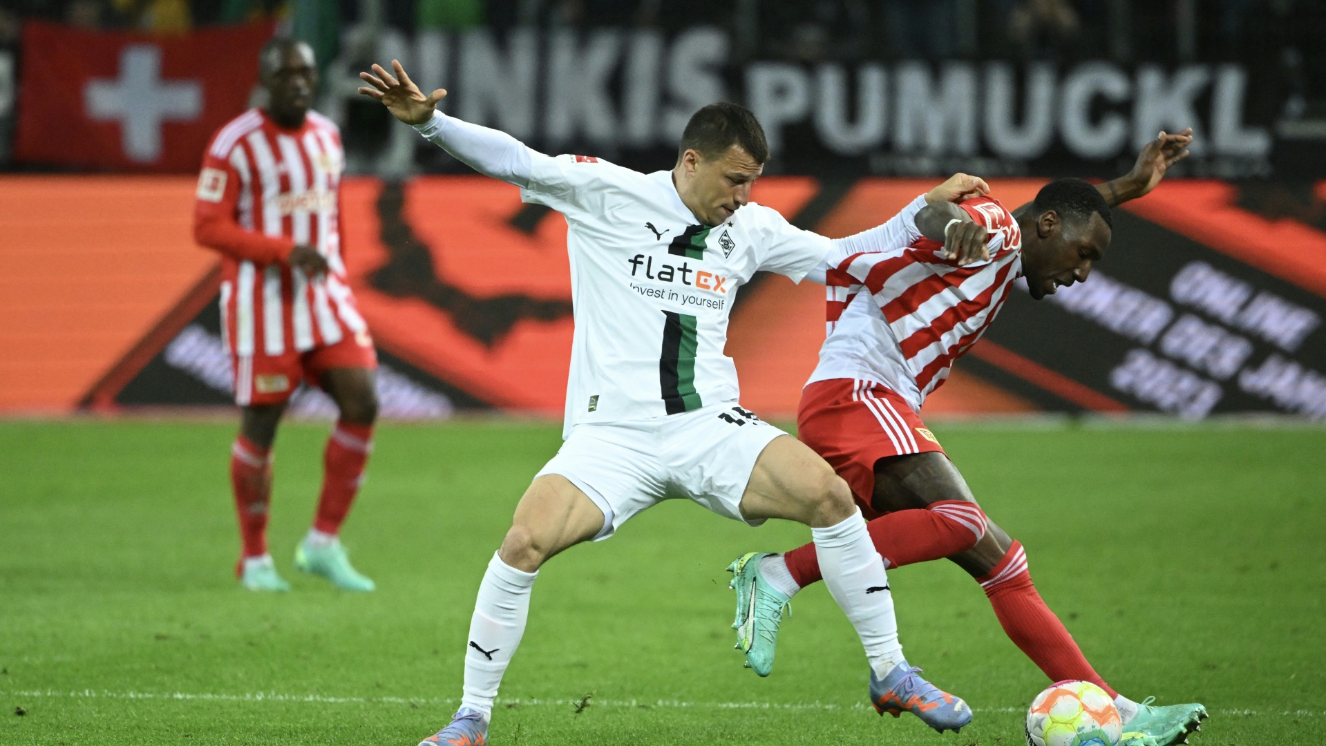 Stefan Lainer (l.) bleibt in Gladbach