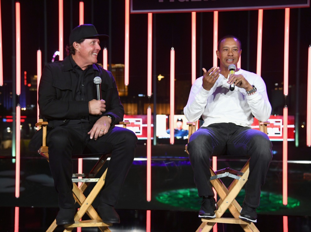 Mickelson (l.) schlägt Woods (r.) im Millionen-Duell Mickelson (l.) schlägt Woods (r.) im Millionen-Duell