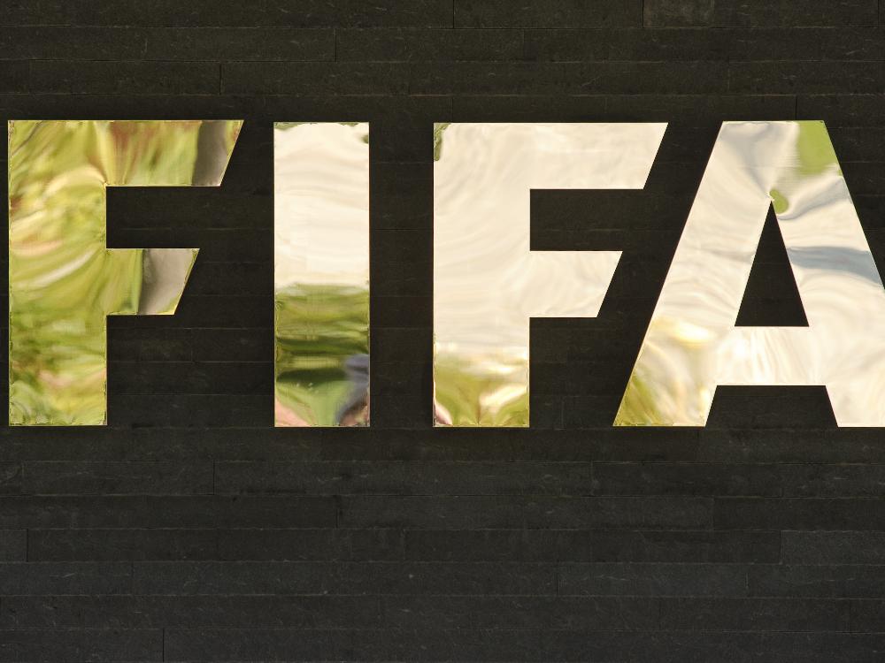 Die FIFA greift für die Verlegung der WM teif in die Tasche