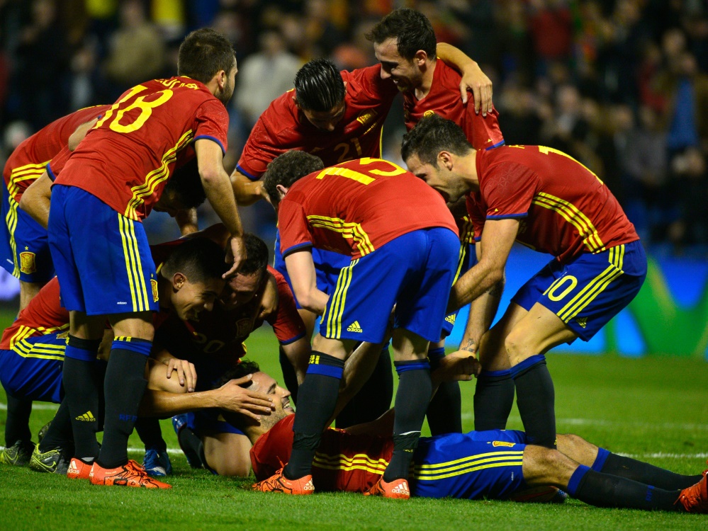 Spanien gewinnt gegen England mit 2:0