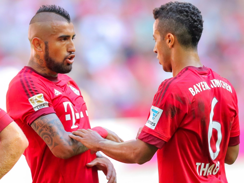Arturo Vidal (l.) und Thiago fehlen den Bayern