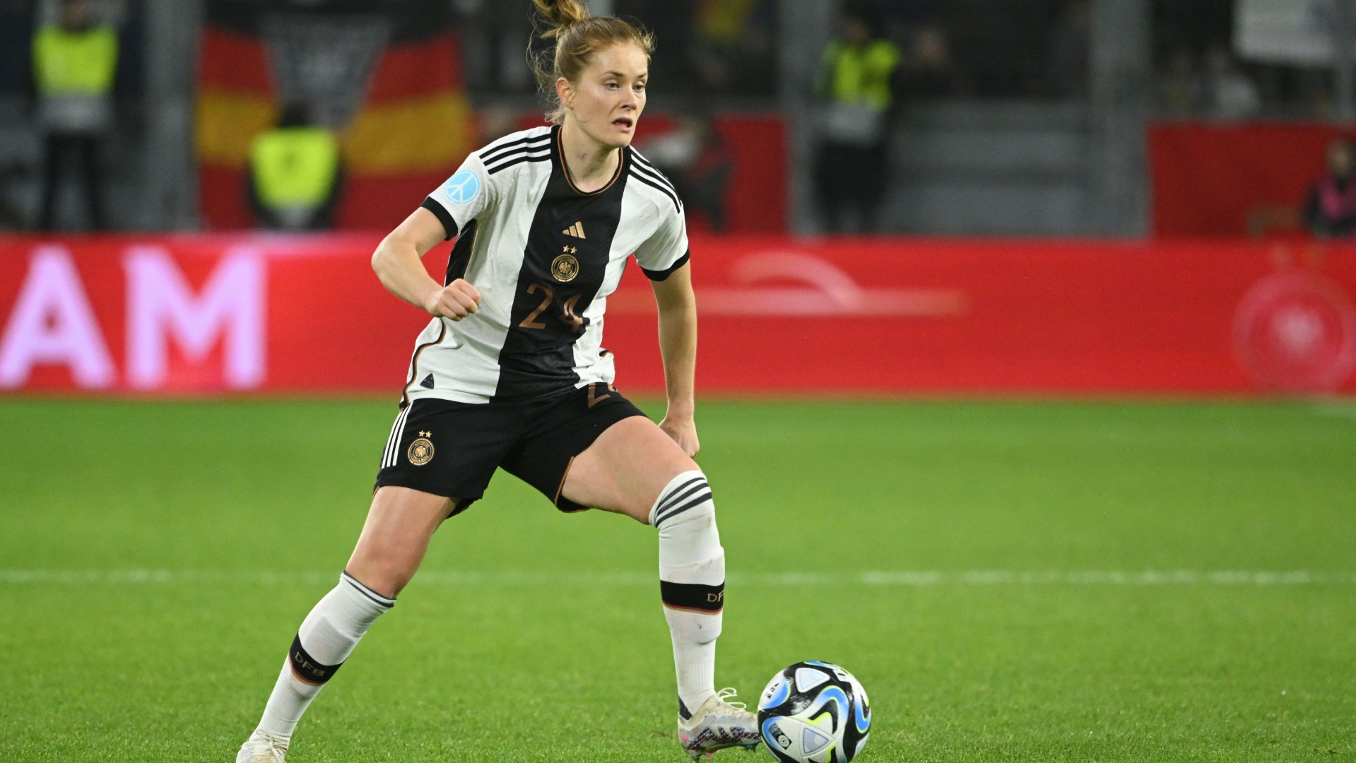 Nationalspielerin Sjoeke Nüsken kickt für den Chelsea