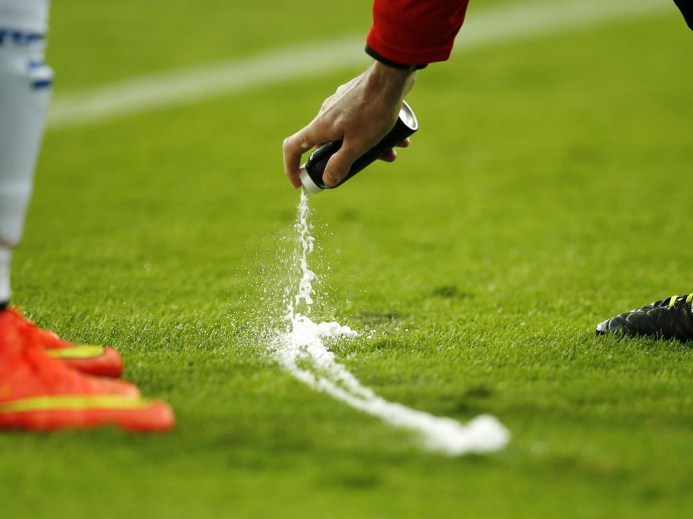 Spaniens Schiedsrichter greifen auf Freistoßspray zurück