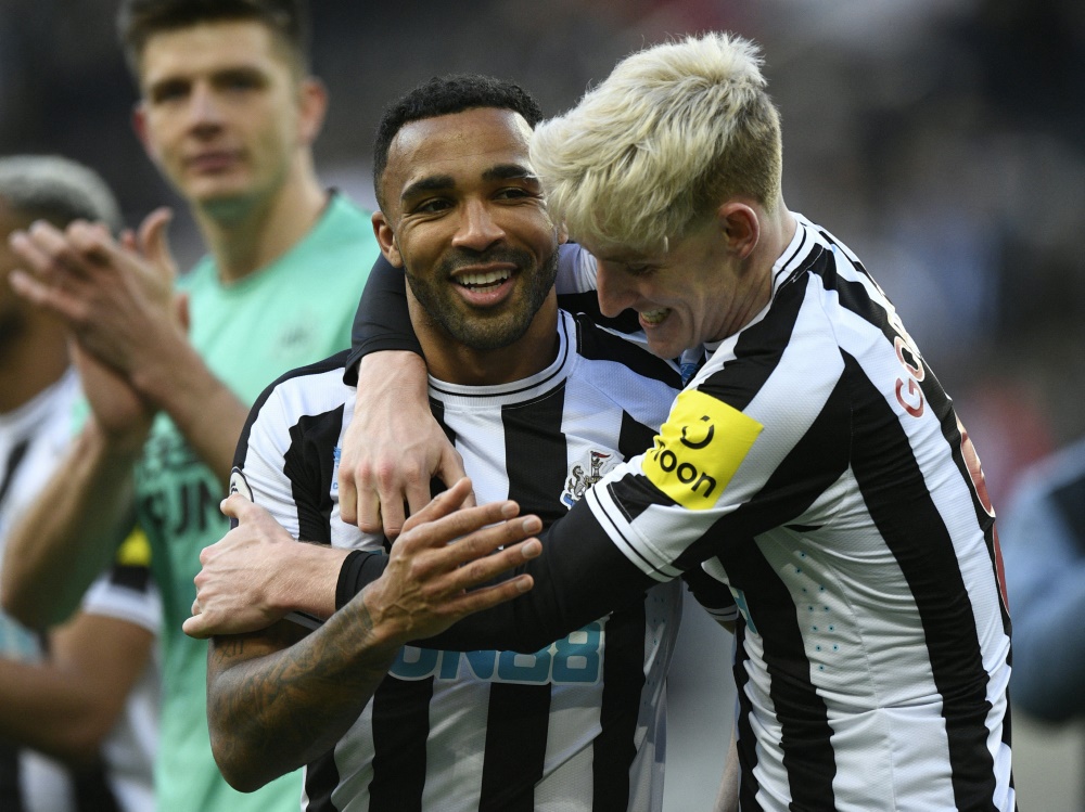 Callum Wilson (l.) trifft zum 2:0-Endstand für Newcastle United
