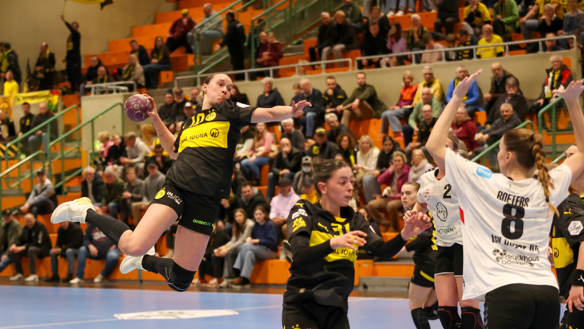 In Aktion: Lena Degenhardt (l.)