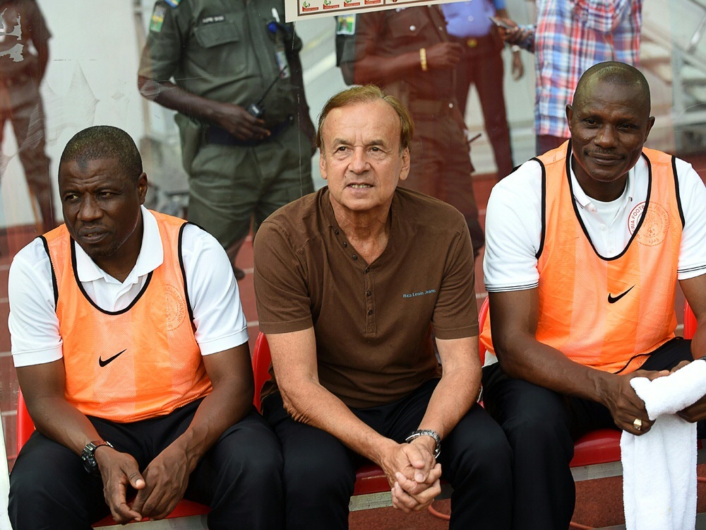 Erfolg für Nigeria und Cheftrainer Gernot Rohr (Mitte)