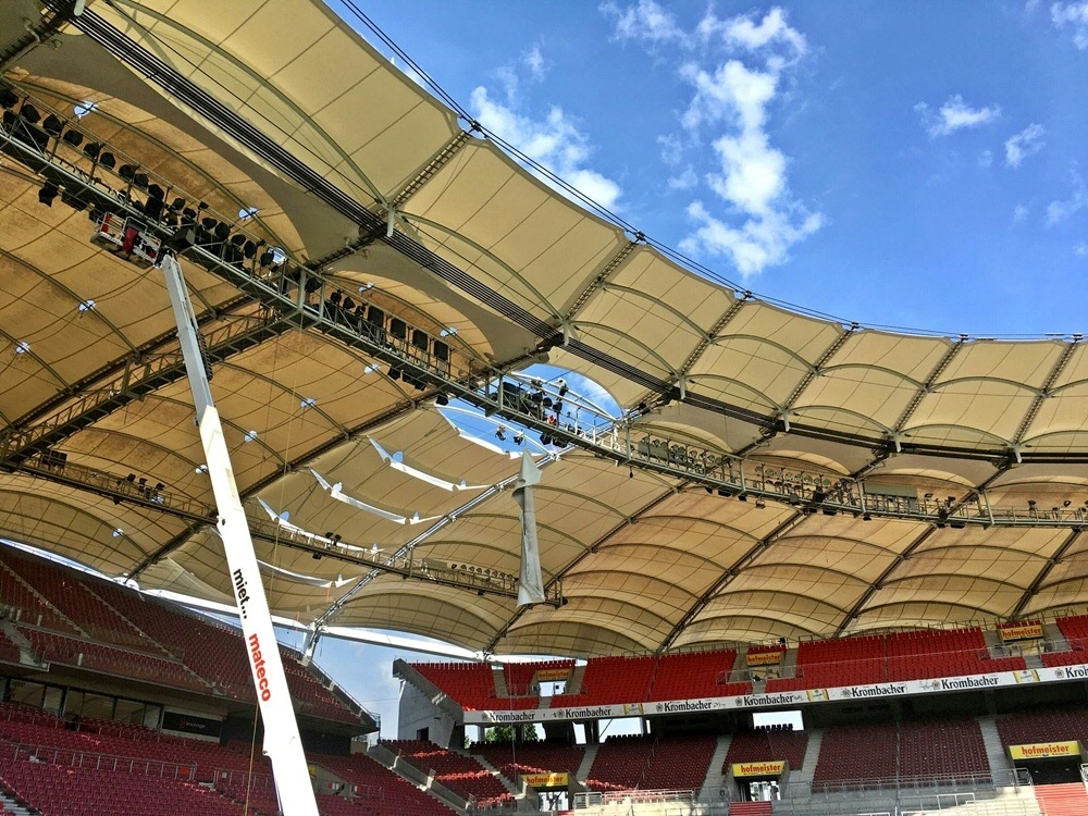 Die Mercedes-Benz-Arena erhält ein neues Dach