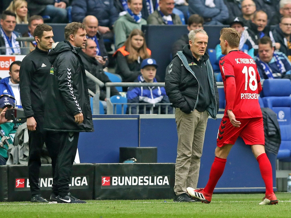 Nils Petersen (r.) und der SC Freiburg wollen den Platzverweis auf Schalke nicht hinnehmen