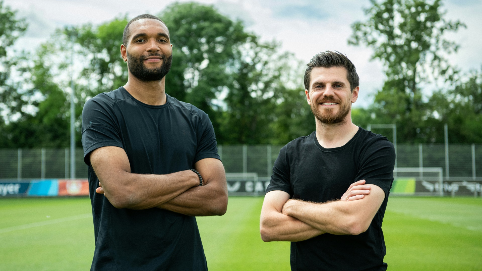 Jonathan Tah engagiert sich mit Jonas Hofmann für eine bessere Trinkwasserversorgung in Afrika